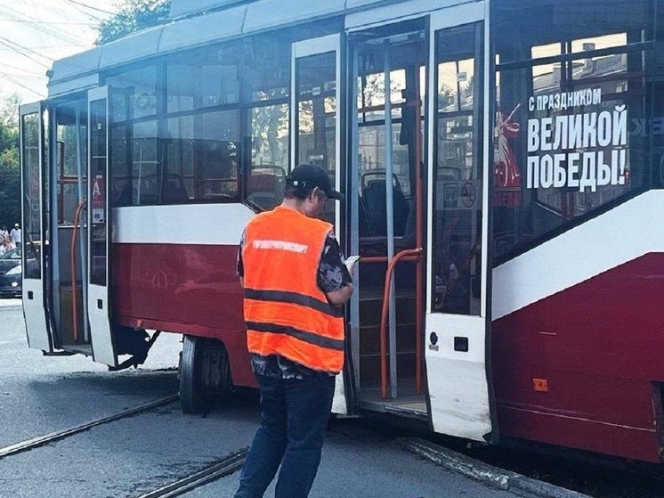 Трамвай сошел с рельсов на площади Маркса в Новосибирске