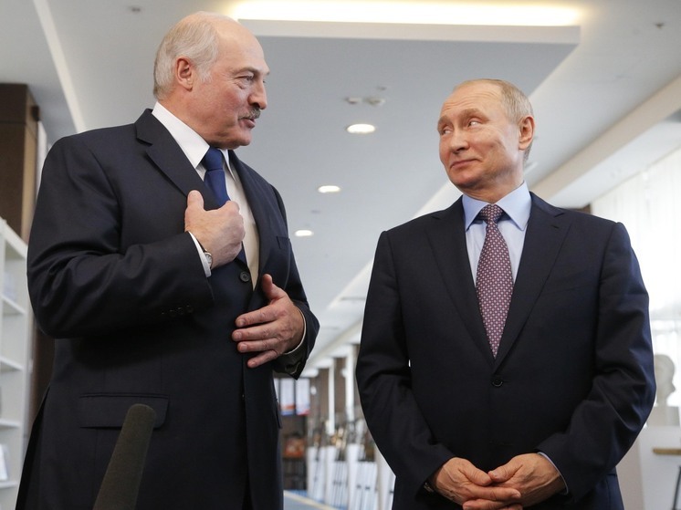 Владимир Путин поправил Александра Лукашенко, когда тот заявил, что если Украина сейчас не пойдёт на урегулирование конфликта, российские военные «отгрызут», «захватят» и «отвоюют» новые территории