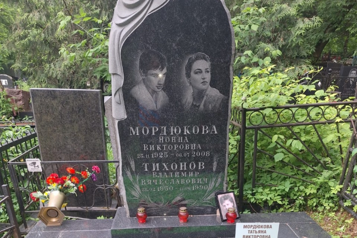Родственники Нонны Мордюковой до не могут договориться о благоустройстве могилы