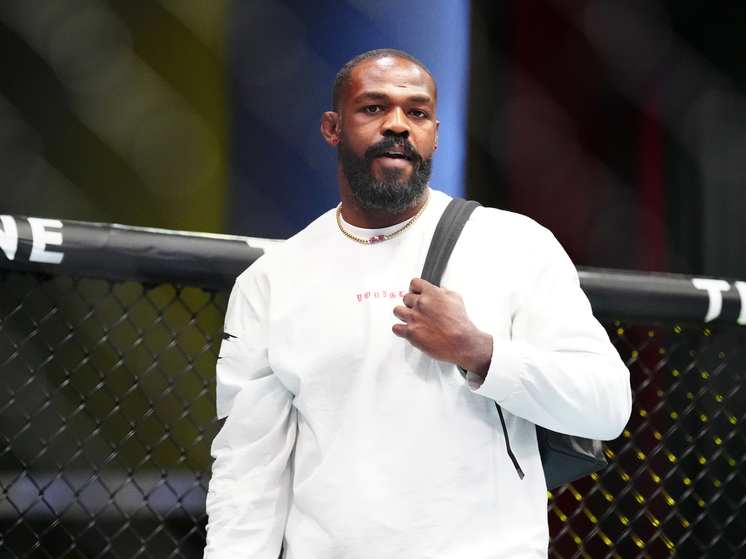 Экс-чемпиону UFC подарили золотой телефон