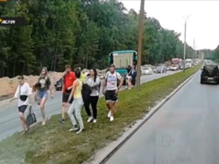 На Бердском шоссе автобус попал в ДТП, перегородив все полосы в сторону Новосибирска
