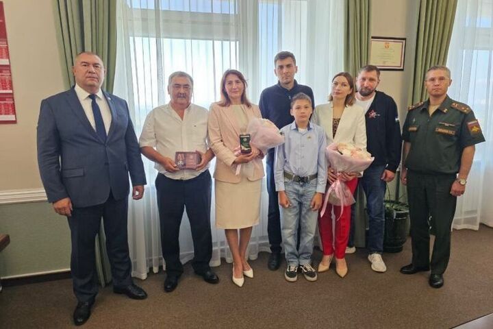 Ирек Сагитов вручил родителям погибшего бойца СВО ордена Мужества и Шаймуратова