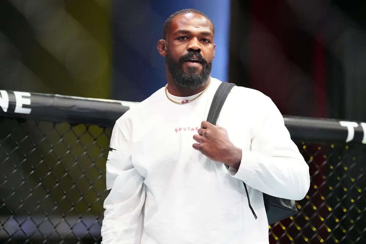 Экс-чемпиону UFC подарили золотой телефон