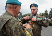 Десантник Владислав Семёнов рассказал «МК» о том, что для него лучшее поздравление с Днём ВДВ