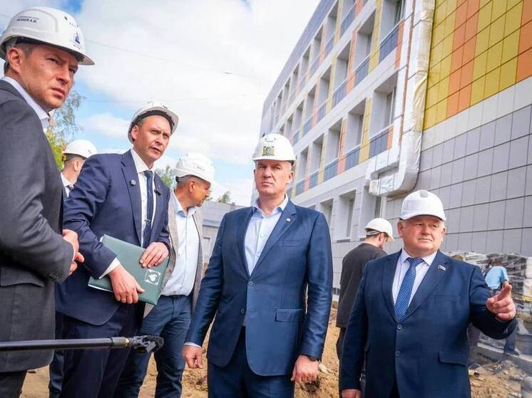 От школ до коммунальных сетей: губернатор Югры оценил ход работ в Мегионе