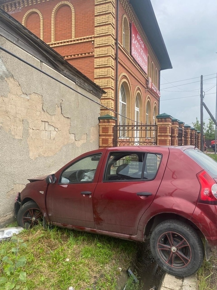 В Малоярославце Renault врезался в преграду