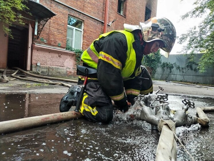 Петербуржца доставили в больницу после пожара на Васильевском острове