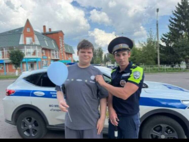 В Смоленской области сотрудники Госавтоинспекции провели познавательную викторину с детьми в городском парке