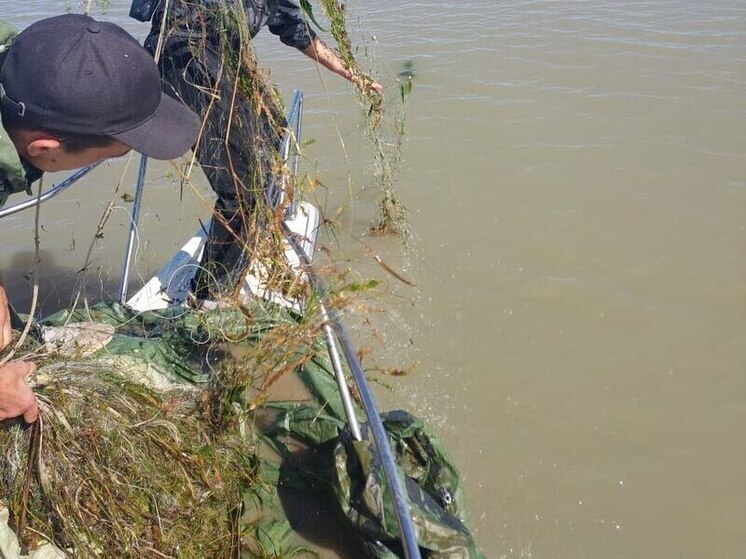 Рыбаки загрязнили берег самого большого озера Приморья