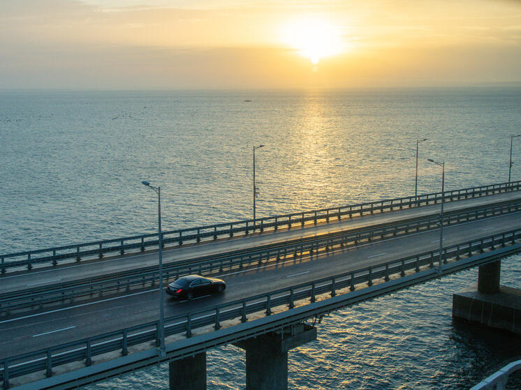 Движение автотранспорта по Крымскому мосту возобновили спустя пять часов