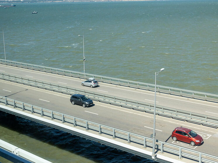 В очереди на подъездах к Крымскому мосту стоят 2,6 тысячи автомобилей