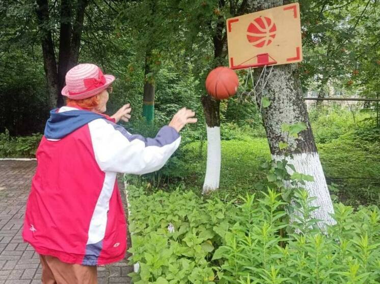 В Медыни пожилые люди проходят терапию с мячом