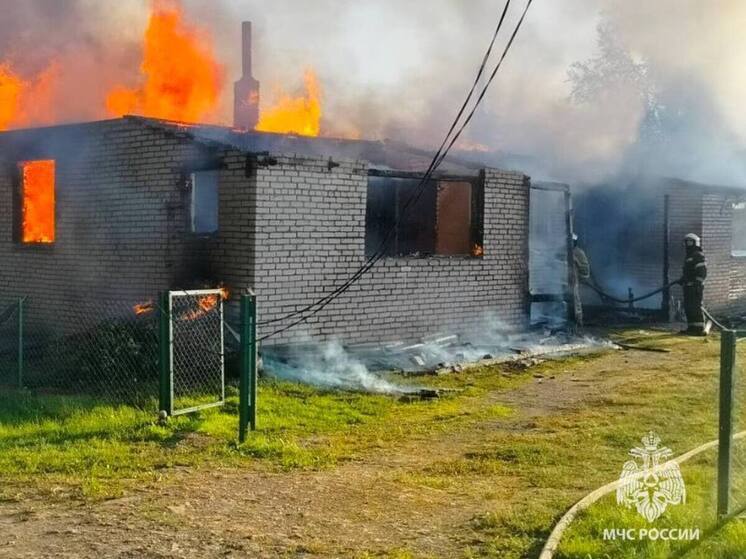 В Любытинском округе баня осталась без крыши из-за пожара