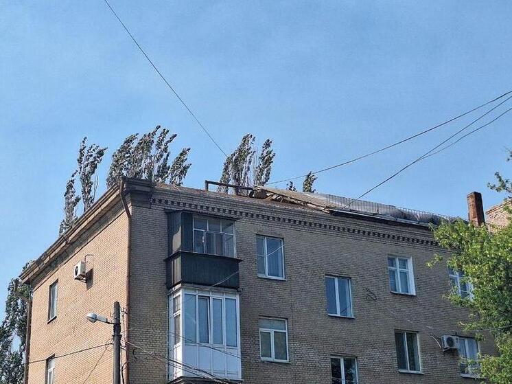 В Мелитополе меняют крышу многоэтажки на площади Победы
