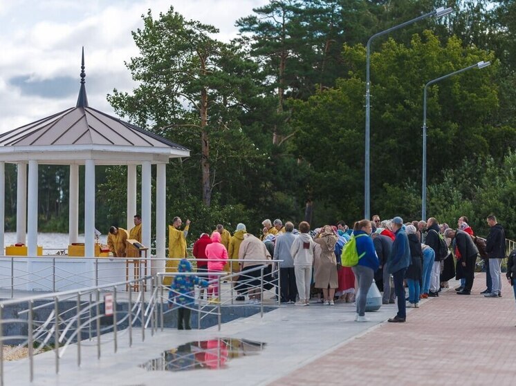 На южноуральском озере прошло массовое крещение
