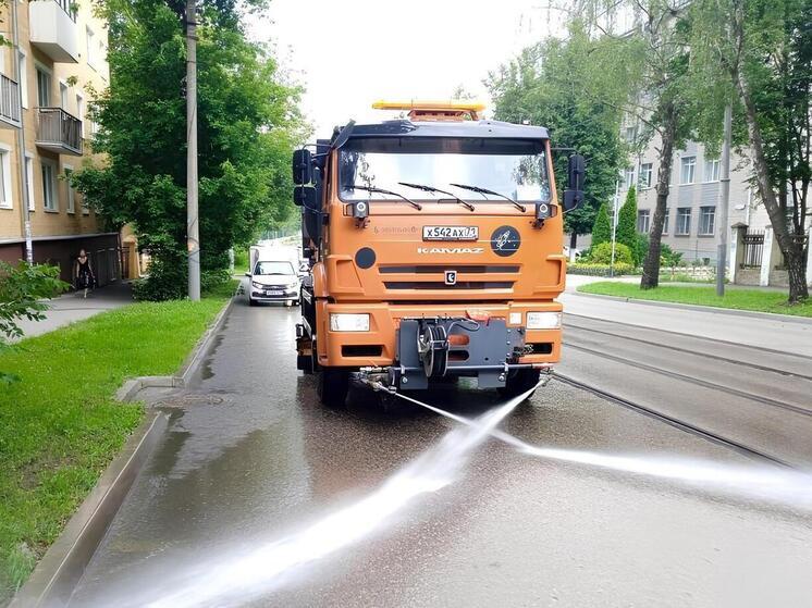 В Туле коммунальщики приводят в порядок тротуары, дороги и зеленые зоны