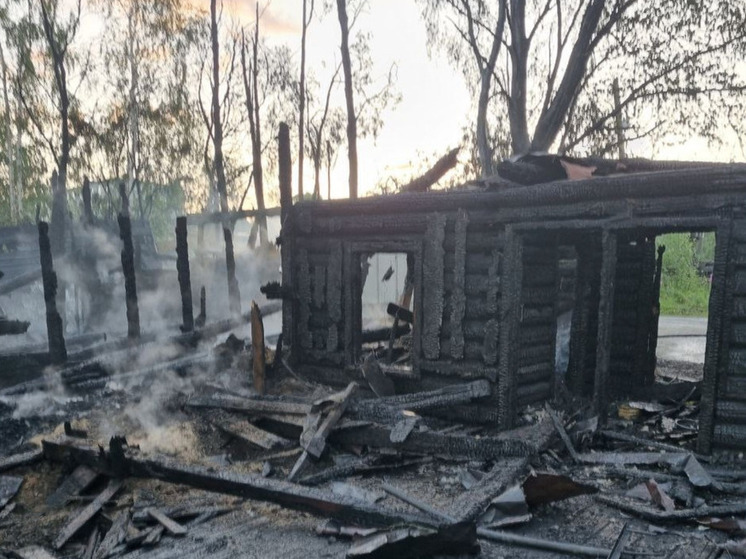 Огонь уничтожил более 150 квадратов на Рыбацкой в Кандалакше