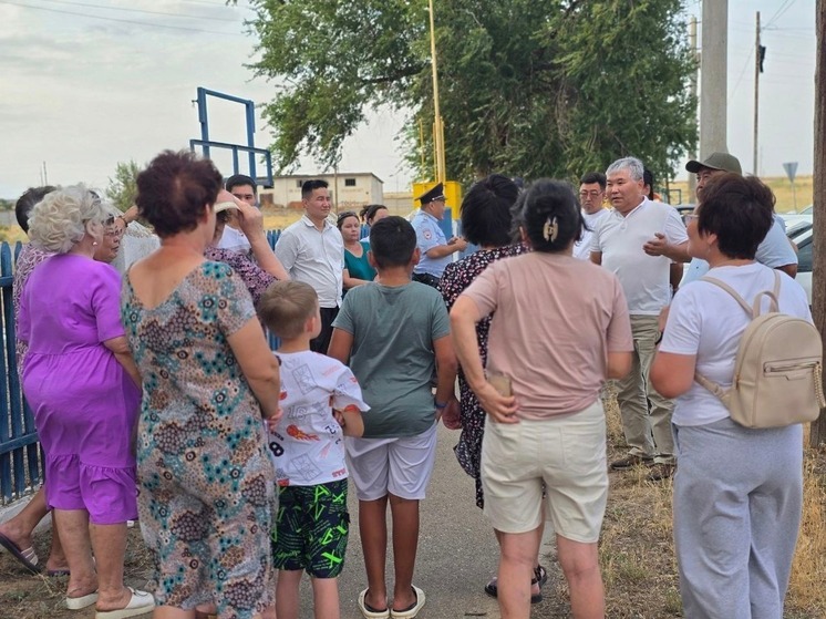 Жители райцентра Калмыкии обратились к власти с вопросами благоустройства и ремонта дорог