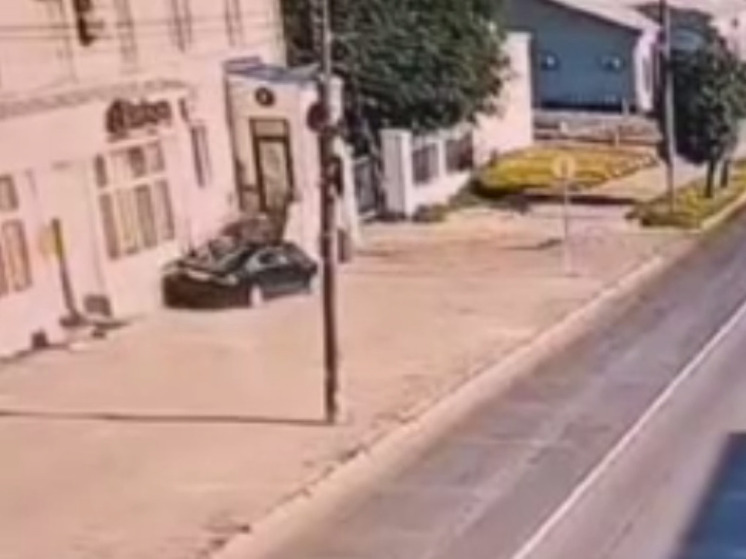 Легковой автомобиль вылетел на тротуар и врезался в здание в Чебоксарах. Пострадало 3 человека