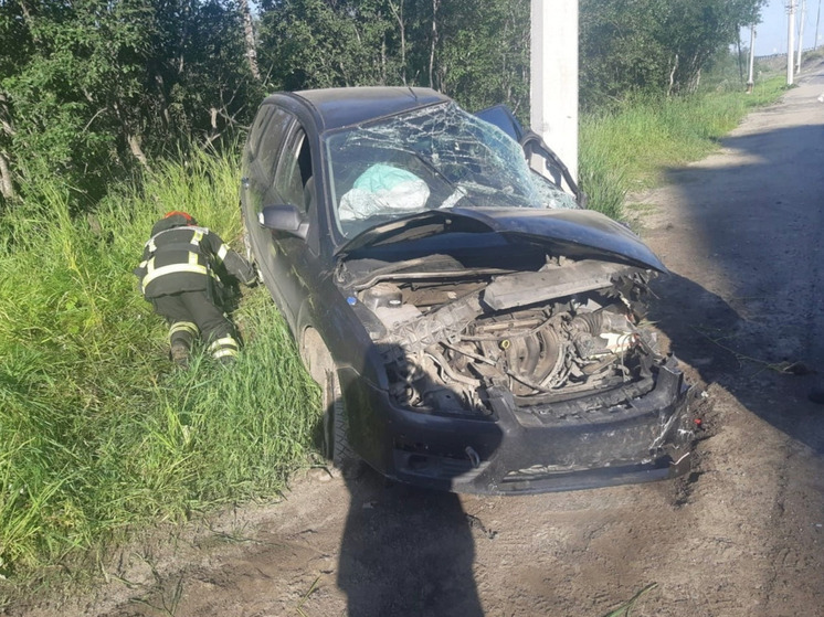 Ford Focus и столб не поделили дорогу в Заполярном