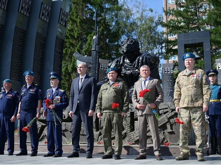 В Екатеринбурге возложили цветы к «Черному тюльпану» в честь 95-й годовщины создания ВДВ
