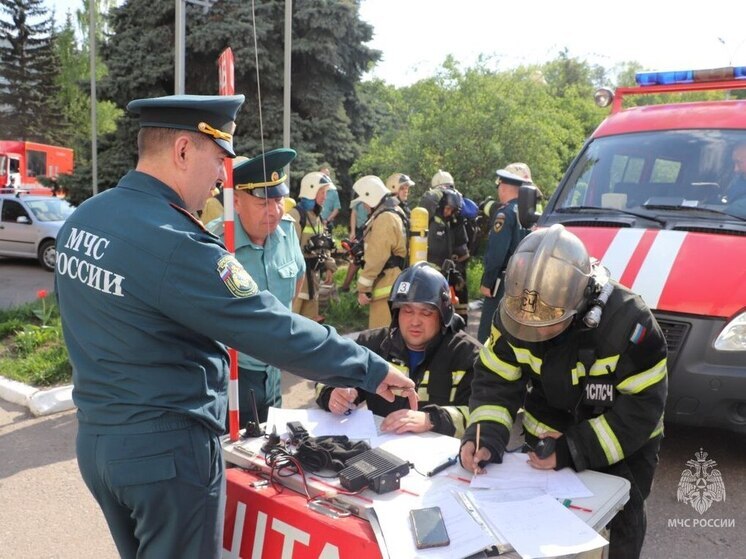 Курских спасателей поздравили с 53-летием службы пожаротушения