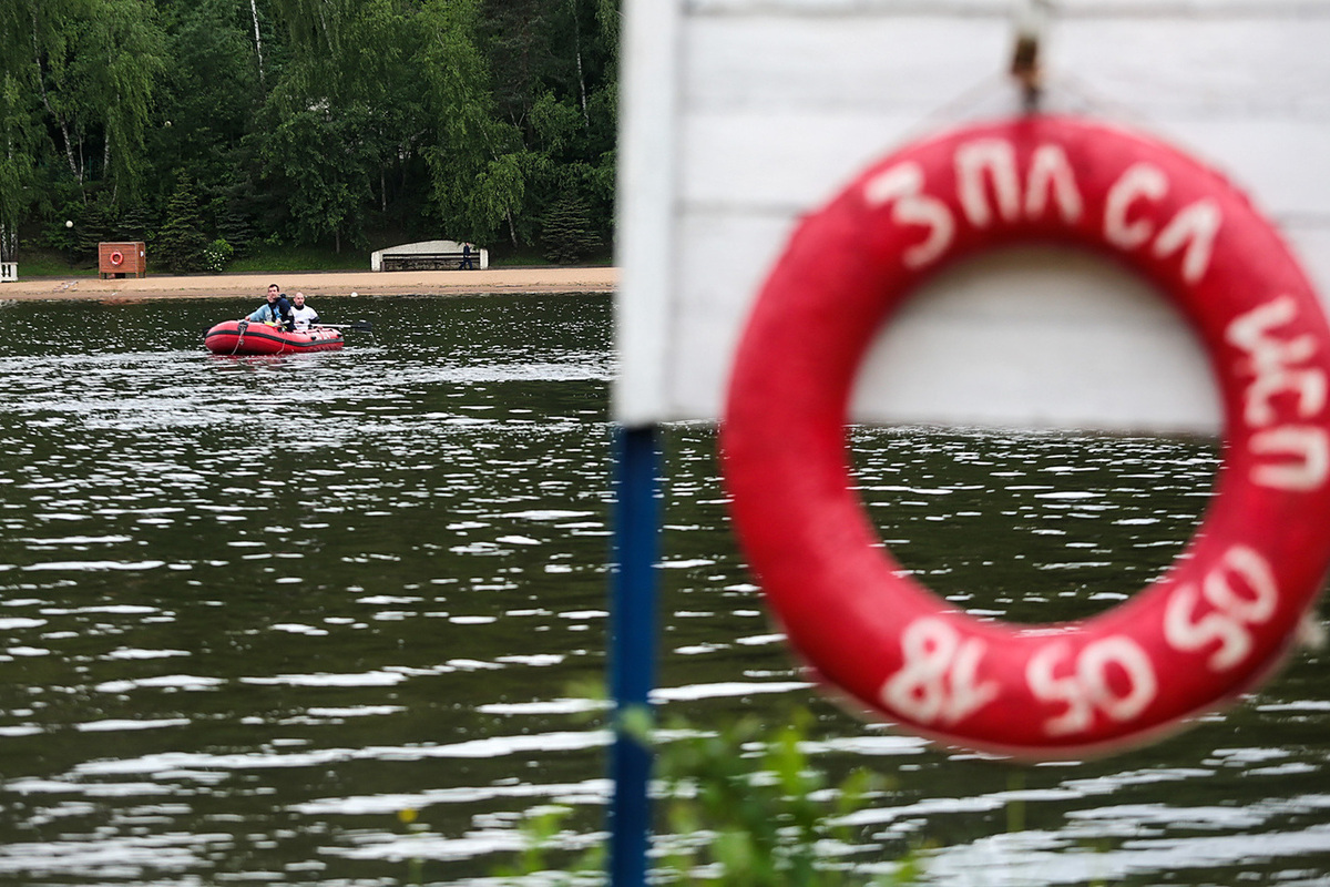 Во Владивостоке соорудили огромный сапборд, на котором проехались 42 человека