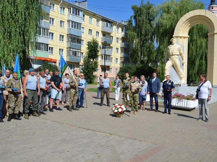 Калужане отметили 95-летие ВДВ у Вечного Огня