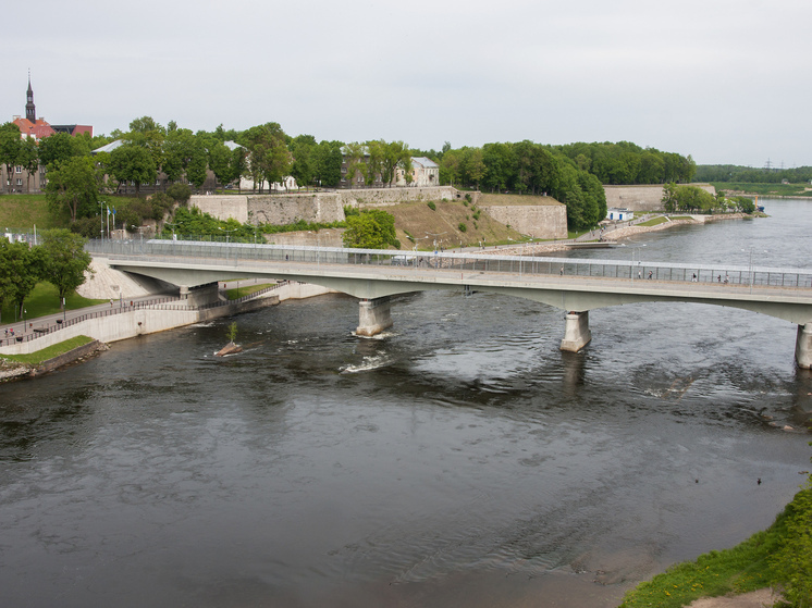 Эстонские пограничники не пропускают своих сограждан на территорию России