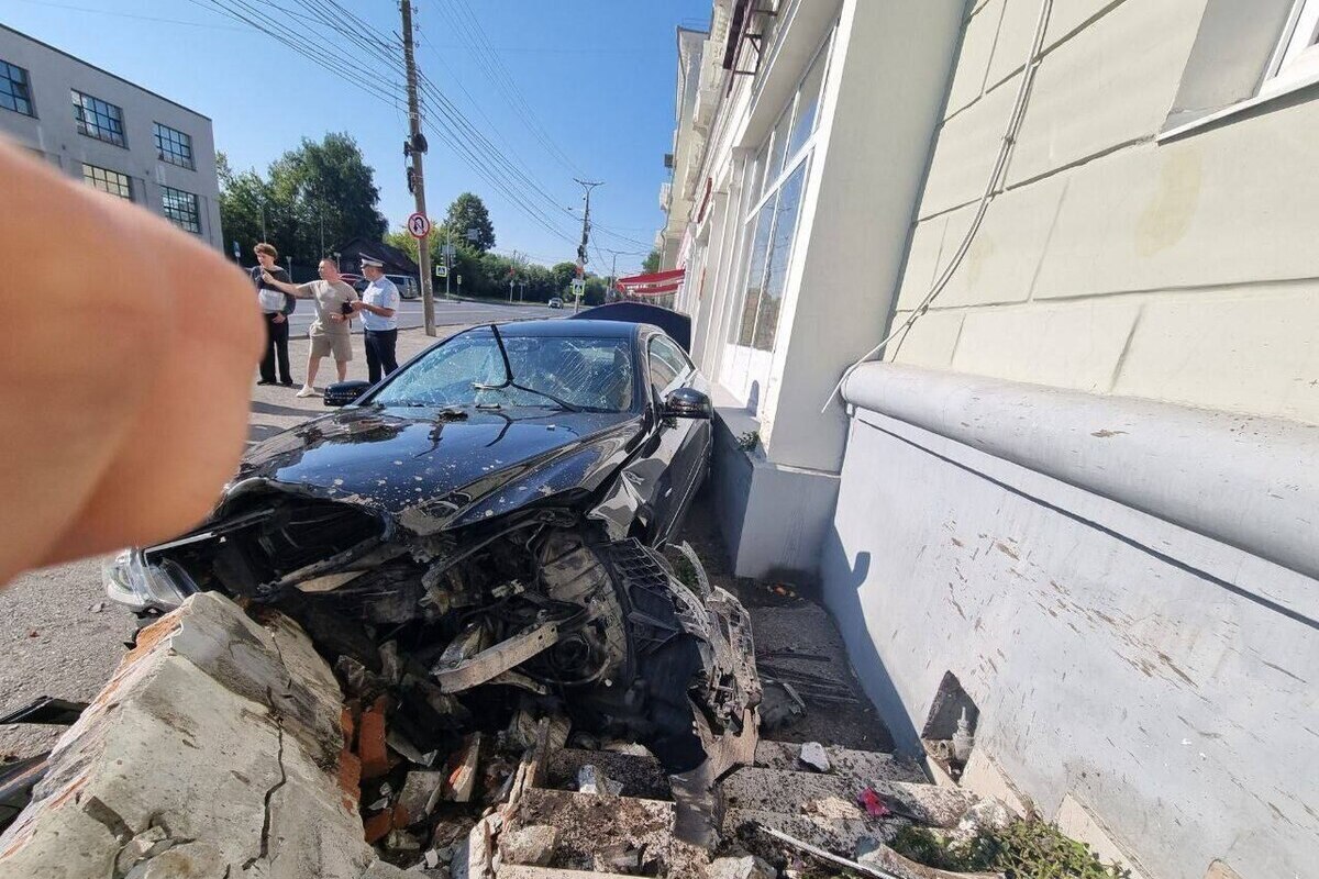 Водитель попал в ДТП в Чебоксарах, потеряв сознание за рулем