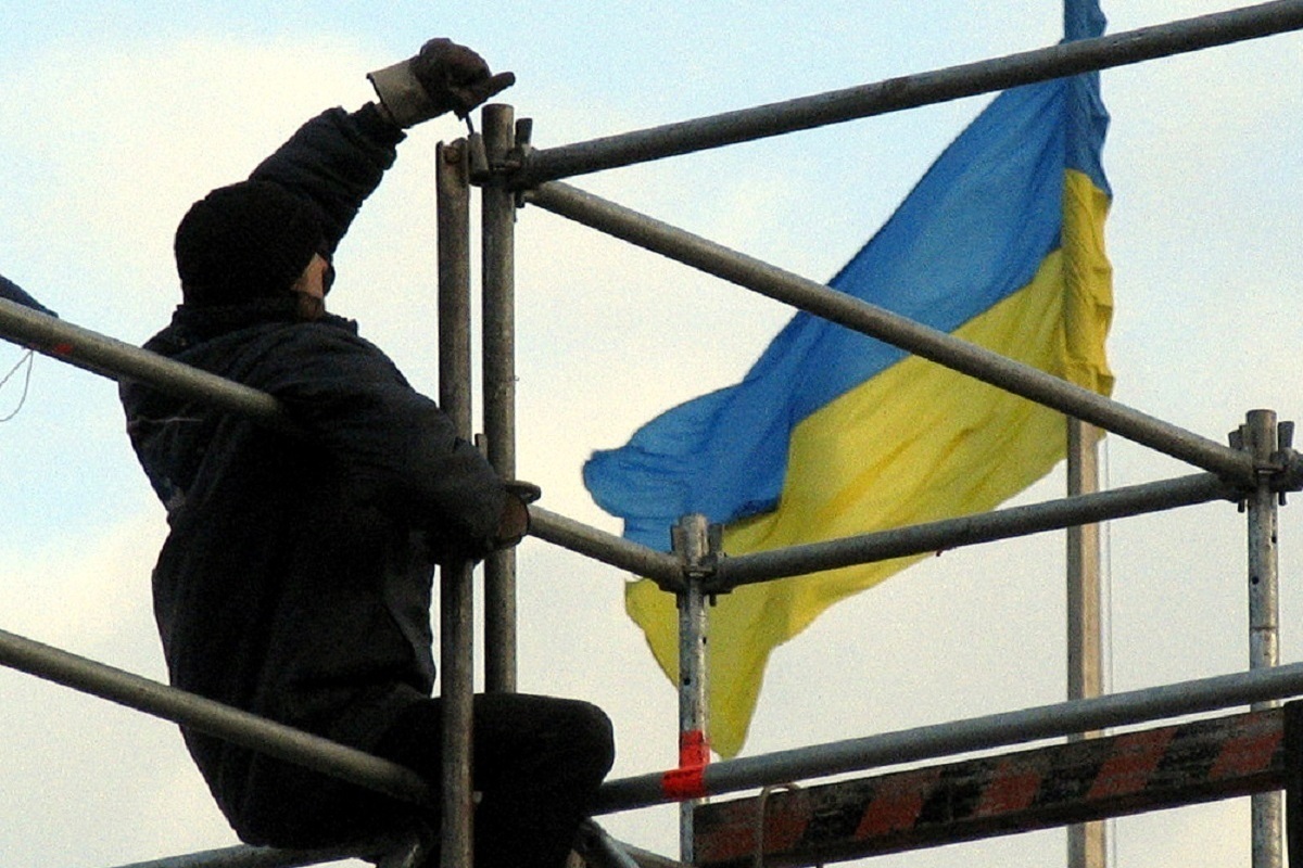 Власти украинского города Городок вырубили деревья из-за того, что они советские