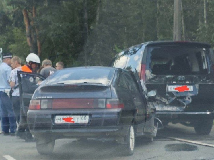 ДТП произошло на выезде из Пскова: столкнулись два автомобиля