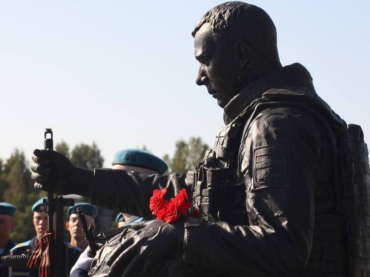 Память десантников почтили у мемориала в Выбутах