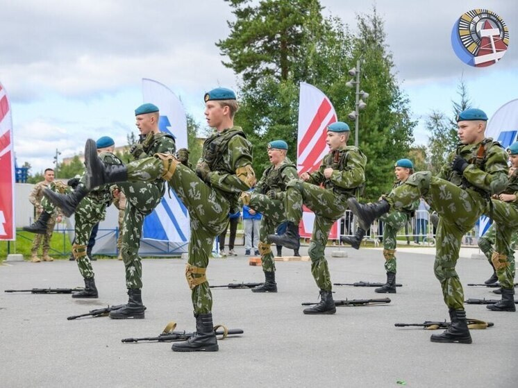 С выступлением курсантов и возложением цветов отметили День ВДВ в Ноябрьске