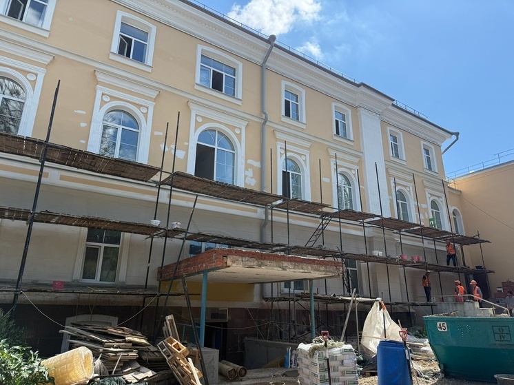 Глава Смоленска проверил ход ремонта Гимназии имени Пржевальского