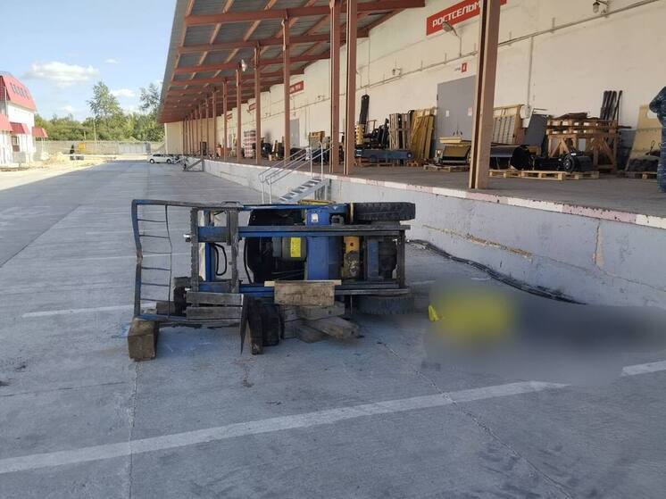 В Калуге на предприятии охранника придавило тележкой