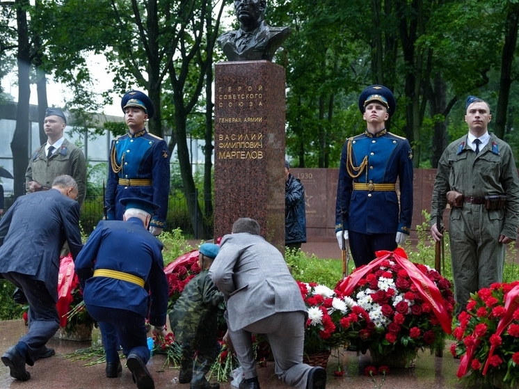 В Петербурге возложили цветы к монументу Василия Маргелова в День ВДВ