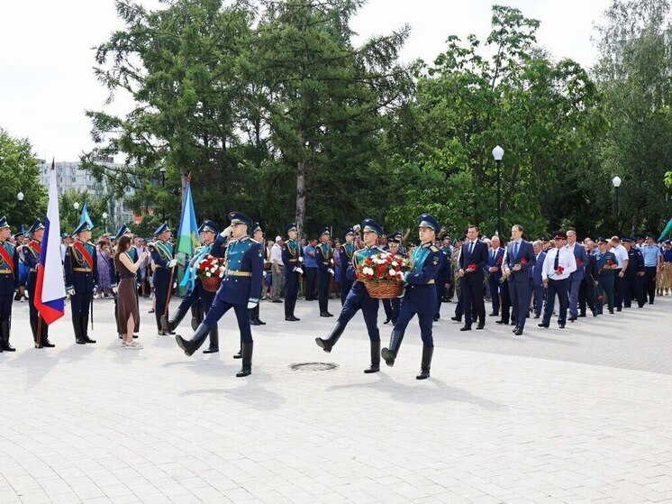 Воронеж отметил День ВДВ церемонией у памятника «Родина ВДВ»
