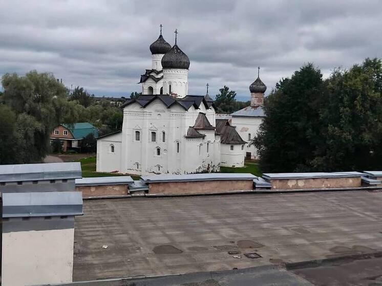 В Старой Руссе приступили к ремонту крыши спортивной школы
