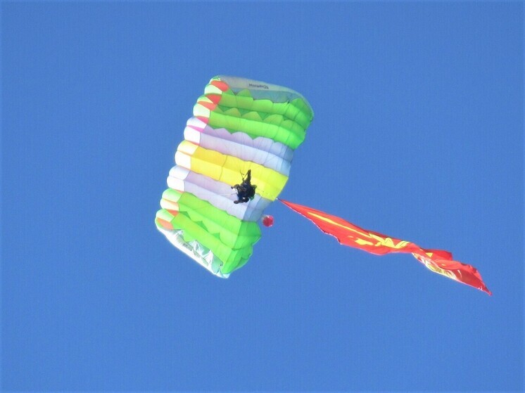 В День ВДВ десантники установили рекорд России по развертыванию войскового флага