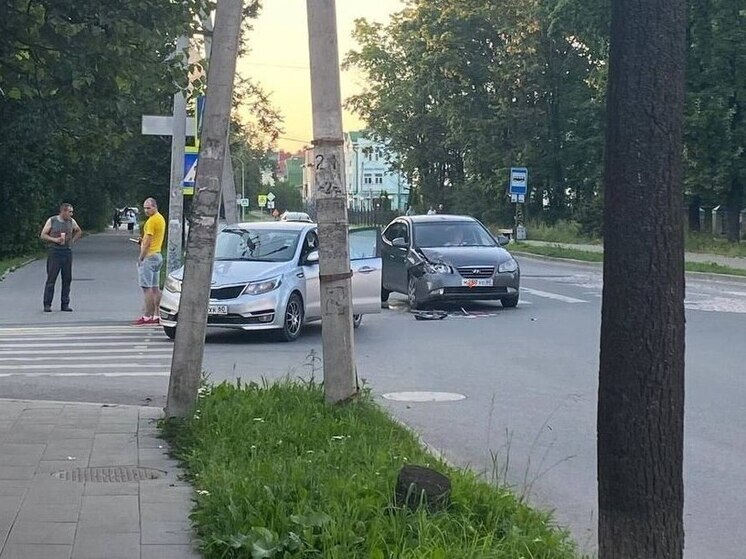Авария произошла вчера в Пскове на наилюбимейшем у автомобилистов перекрестке