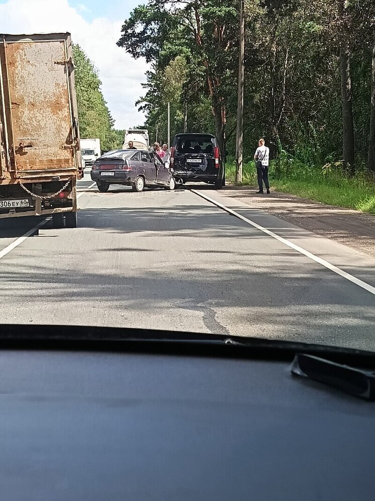 "Двенашка" на псковской улице догнала Хендай Staria. Есть пострадавшая