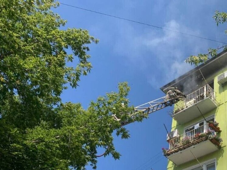 В Ангарске пожарные спасли пятерых человек из горящей квартиры