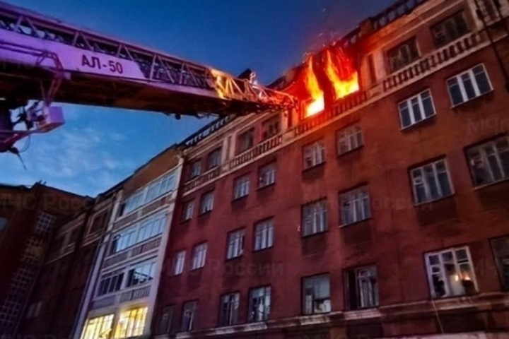 В Екатеринбурге загорелся гаражный комплекс на площади 700 квадратных метров