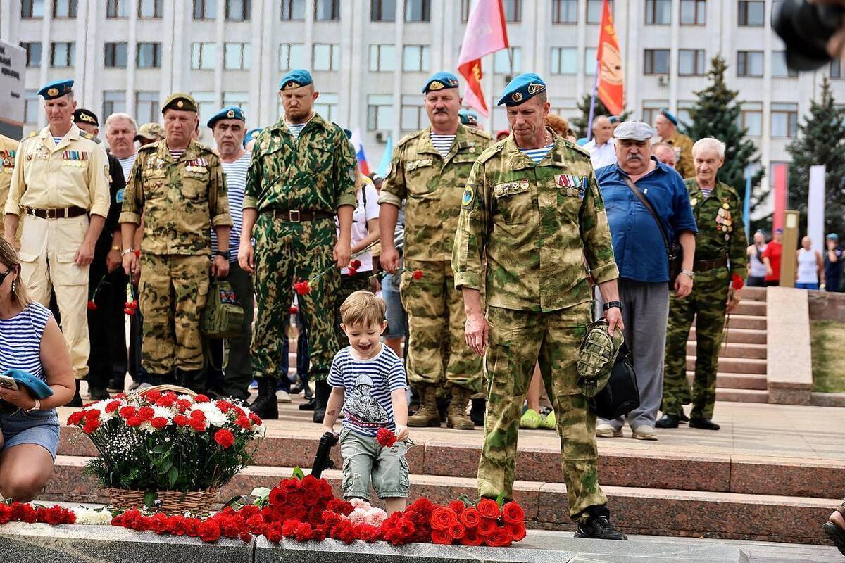 В Самаре отметили 95-летие воздушно-десантных войск торжественным митингом