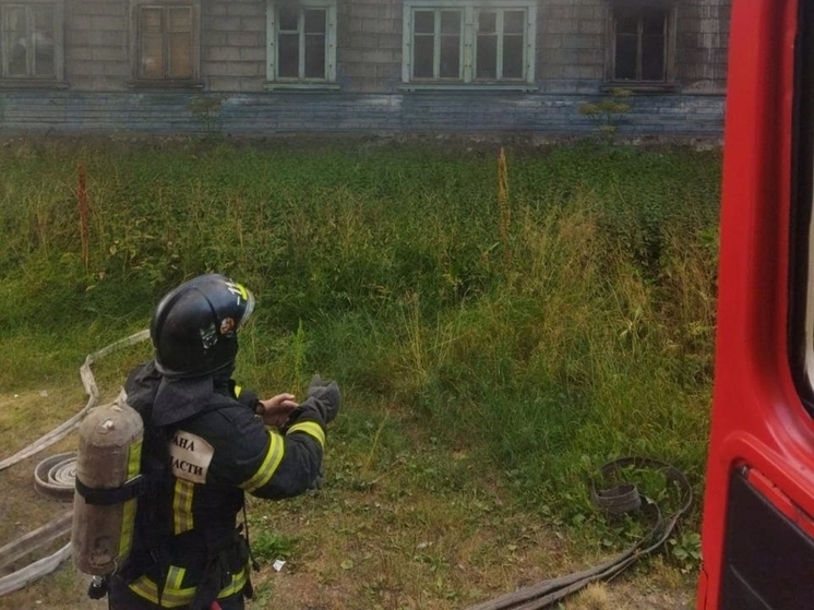 В Мурманске загорелась заброшка на улице Маяковского
