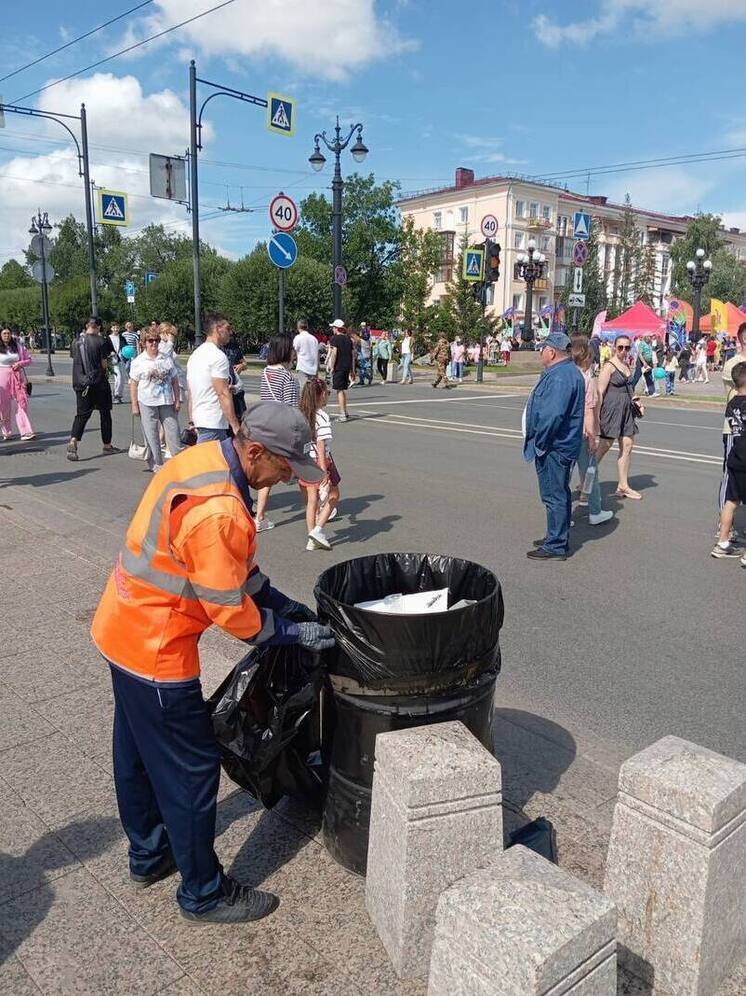 В Омске после праздников вывезли почти 10 тонн мусора