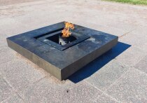 Вечером на день ВДВ в полицию позвонили и сообщили, что на Марсовом поле компания людей жарит шашлыки на вечном огне. Как стало известно «МК в Питере», наряд полиции незамедлительно прибыл на место, но у мемориала уже никого не было. Полицейские осмотрели место и никого не нашли по приметам.