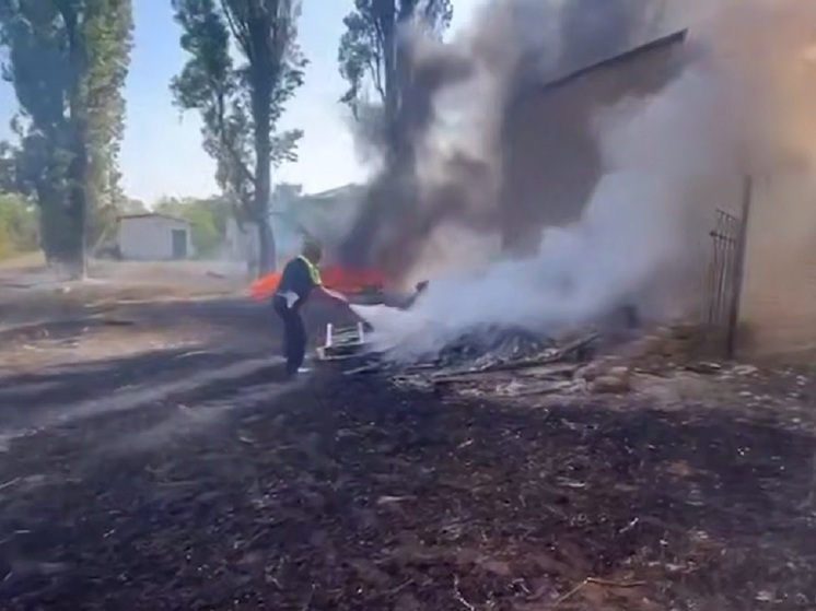 В ЛНР полицейские потушили пожар во дворе колледжа