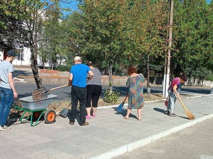 В Зугрэсе провели масштабный субботник